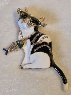 New Fashion Cat Brooch Pin in Black & White with Green Accents